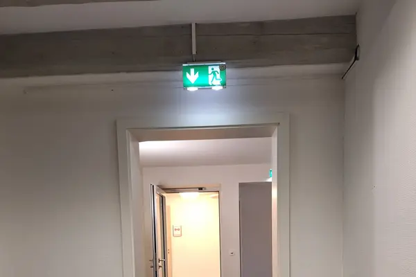 Geprüfte Fluchtwegbeleuchtung als Teil der Wartung und Instandhaltung elektrotechnischer Sicherheitsanlagen.