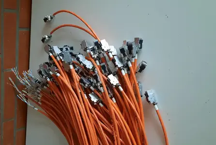 Konfektionierte Netzwerkkabel für Netzwerktechnik mit RJ45-Steckern und vorbereiteten Adern vor der Installation.