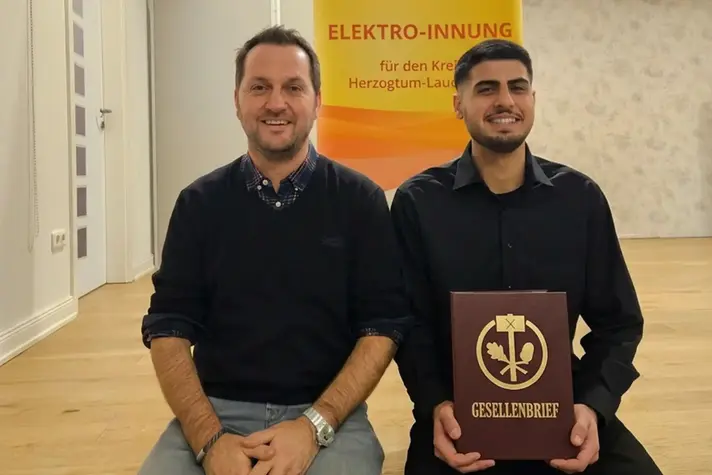 Übergabe des Gesellenbriefs vor der Elektroinnung