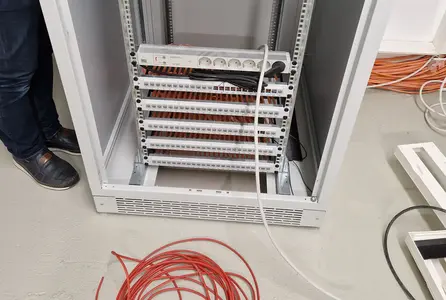 Aufbau eines Netzwerkschranks